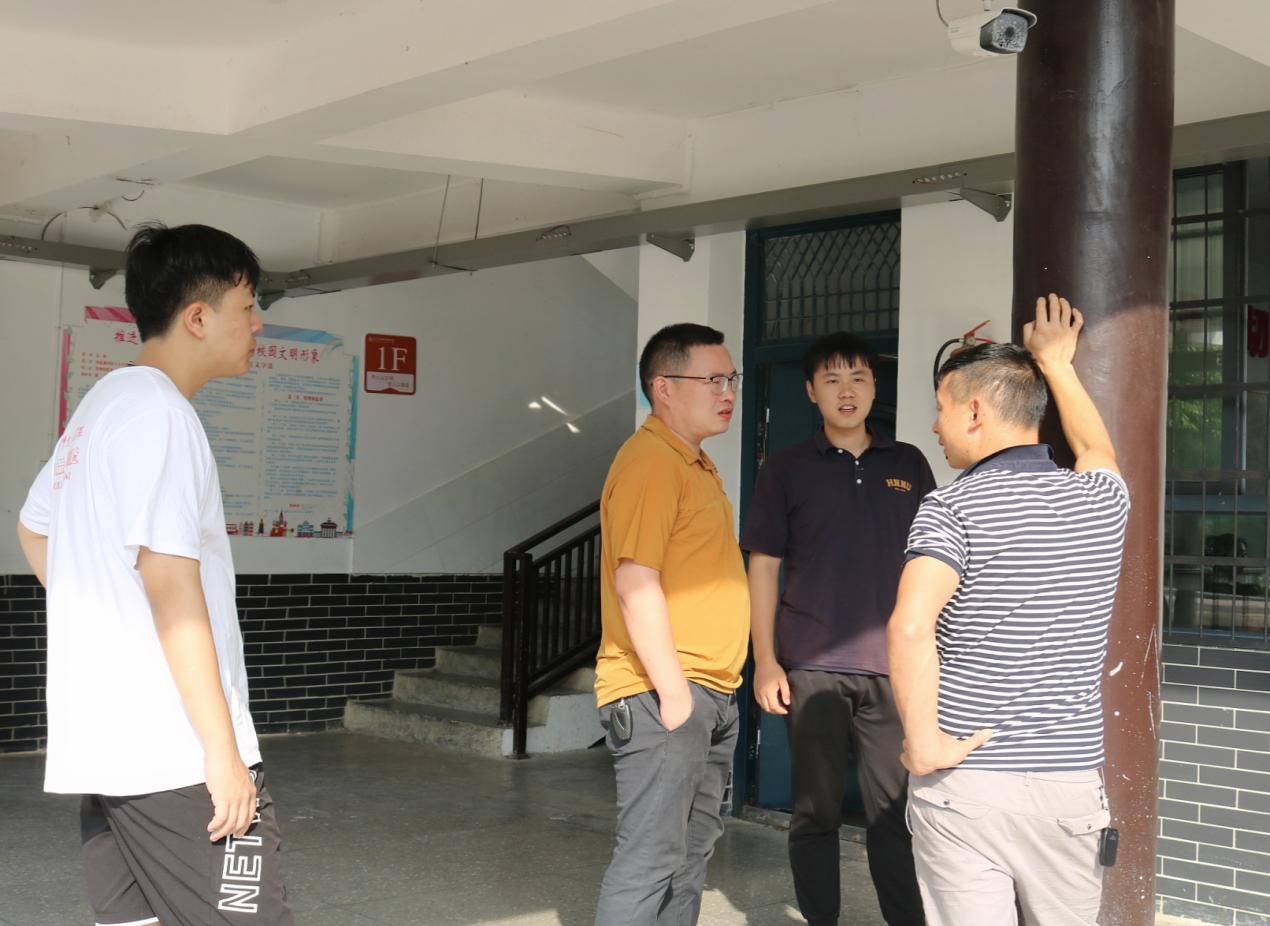 辅导员和镇领导交谈